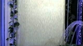 Водопад по стеклу с белым фоном