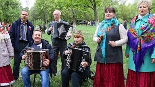 День Победы в Клинцах. "Катюша" в исполнении "Веселых девчат".