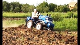 Вспашка земли двухкорпусным плугом 2