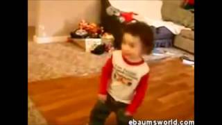 Мальчик танцует брейк данс