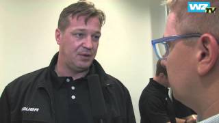 Krefeld Pinguine geben Autogramme bei der WZ