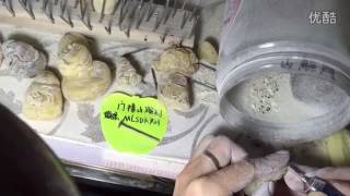 Процесс резьбы по янтарю