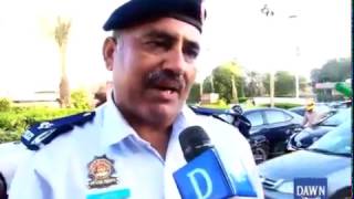 Unique traffic policeman of Karachi