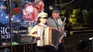 林妙音 疼你若生命 手風琴  Accordion 高美館Bigtom廣場 2015 11 01