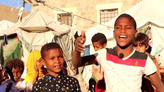 فتى يمني يهوى الغناء ويحفظ أصنافا عدة من الموسيقى العربية