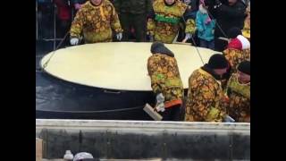 Делают  самый большой блин!!