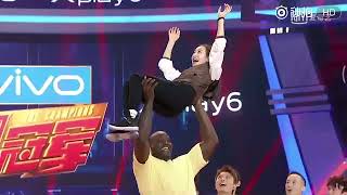 [Overhead Lift] Shaq O'neal Easily Overhead Lifts Victoria (Qian) Song