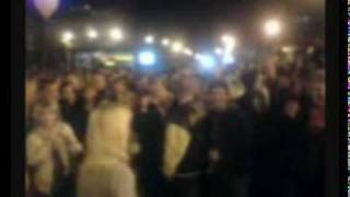 Пьяная девка отжигает, на площади.