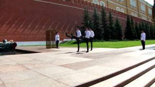 Смена караула у могилы неизвестного солдата.