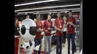 Продавцы "Эльдорадо" поют песню для покупателя