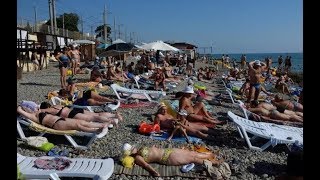 ??АДЛЕР.Туристы на ПЛЯЖЕ КУПАЮТСЯ.Как выглядит набережная сегодня ? Живи и радуйся в Сочи.