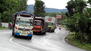 Ngeblong...!!! Truk Hino Salip Truk Fuso Ditikungan