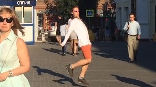 Какой-то сумашедший на улицах Уфы танцует и нарушает общественный порядок
