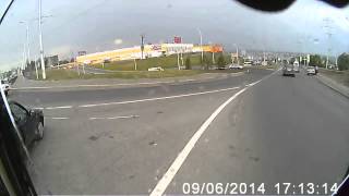 Девушку чуть не сбил автобус/Woman nearly hit by a bus
