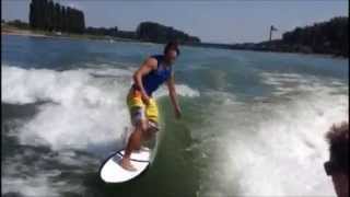 Surfen (wellenreiten) ohne Leine hinterm Boot