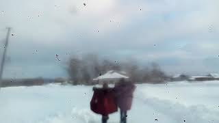 Зима была только вчера также было классно в этот день играть в девочка в шапке девочку в куртке