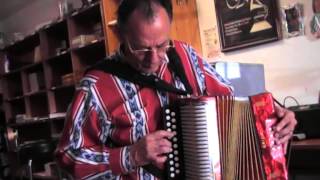 Santiago Jiménez tocando polca en su casa con Miguel Pérez de Conjunto San Antonio