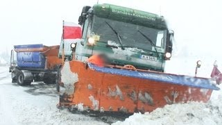 Schneepflug steckt fest (Bergung) / Snow Plow Recovery [Winterdienst]