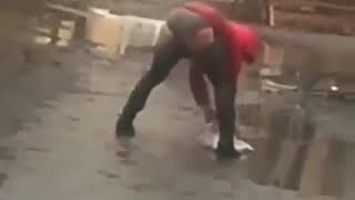 пьяная девушка лезет домой.