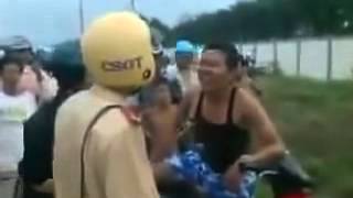 Csgt Gặp Phải Côn Đồ, May Mắn Được Người Dân Yểm Trợ