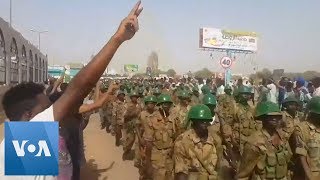 Protesters Salute Sudanese Soldiers