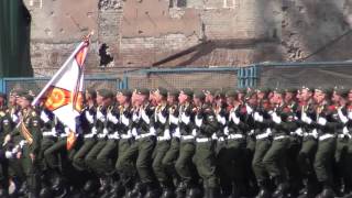 Солдаты маршируют с Парада Победы в Москве 9 Мая 2016 г.