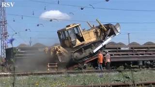 Как гусеничные трактора заезжают на платформы вагонов! Crawler tractors.