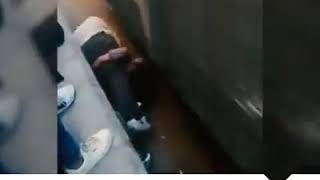 اب ينقذ ابنته بأعجوبه من عجلات القطار الاب ولا احد غيره