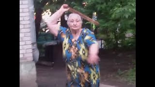 НА ДЕВОЧКУ НАПАЛА БЕШЕНАЯ БАБКА... (ПОМОГИТЕ!)