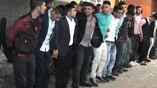 batarist cahit ve asi stayla cosuyor