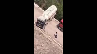 Разворот грузовика на краю обрыва (видео не для слабонервных)