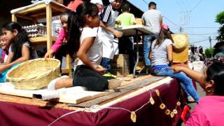 Panaderos que desfilan y regalan pan, Fiesta de los oficios, Chilchota 2016