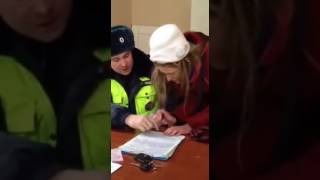 Гаишник и торчебанка. Наркоманку плющит. Наркоманка не может подписать протокол)) Я ржала!!!
