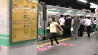 空いている女性専用車両をめがけて男性をかき分けて走るおばさん