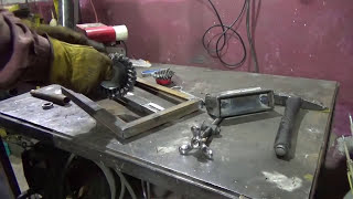 Самодельный станок для чистки труб от ржавчины.   Homemade pipe cleaning machine