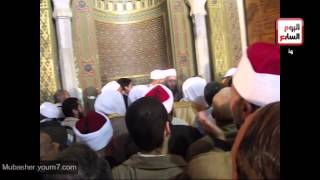 تدافع المصلين على العريفى عقب نزوله من على المنبر