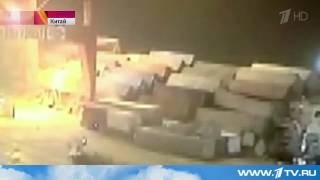 Почти 40 контейнеров с грузом упали с борта стоящего у причала судна в порту Шанхая