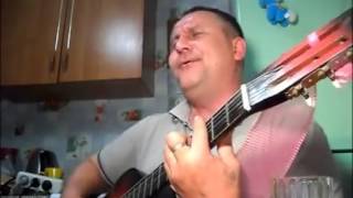Пьяный и смешной, а песня хорошая.