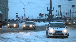 Колонна демонстрантов выходит с Троицкого моста