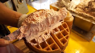 커다란 생크림 와플 - 한번 먹으면 단골되는집 - 신림 / waffle with whipped cream - korean street food