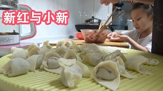 老妈每天变花样做美食 不出门带外孙女一起忙 桌上为啥事拌嘴？