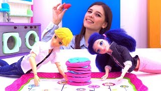 Видео про Леди Баг и Суперкота: Маринетт удивляет Эдриана на 23 февраля! Куклы!