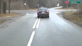 Komplenie pijany kierowca omal nie doprowadził do tragedii (wideo)