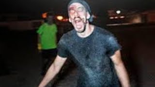 HAY  A UN ZOMBIE EN UN SKATEPARK