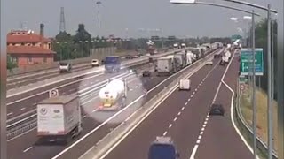 Взрыв ? бензовоза: ДТП в США ??
