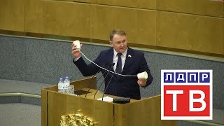 Депутат Госдумы Александр Шерин показал "самую безопасную систему связи"