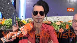 Piero Pelù con la fascia a lutto per la violenza sulle donne
