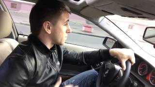 Читает рэп
