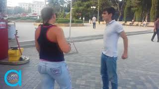 Bakida qiz qol gucu ile oglanlara meydan oxudu