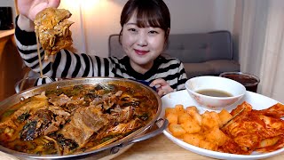 우거지 듬뿍 얼큰한 감자탕 당면사리 배추김치 깍두기 먹방 Gamjatang(Spicy Pork Back-bon Stew) Kimchi mukbang Eaitng sound